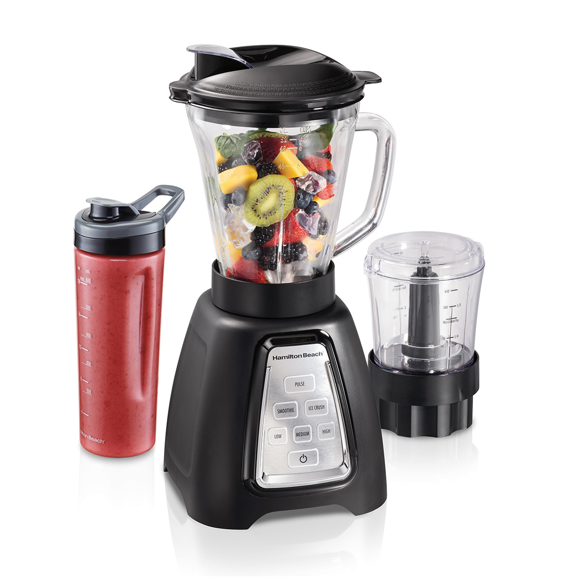 Hamilton Beach MultiBlend-Basis 58242 mit 52-ounce-Glaskrug, rotem Reisebecher 20-ounce und separatem kleinem Zerkleinerer-Aufsatz; die arrangierten Zutaten sind nicht im Lieferumfang enthalten.