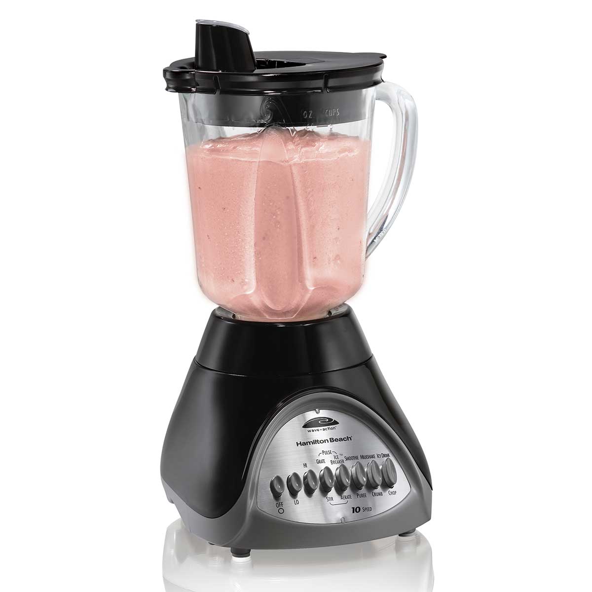 Schwarze Mixbasis Smooth Pour Hamilton Beach 50246 mit Glaskrug; der arrangierte Smoothie ist kein Beleg für den Packungsinhalt.