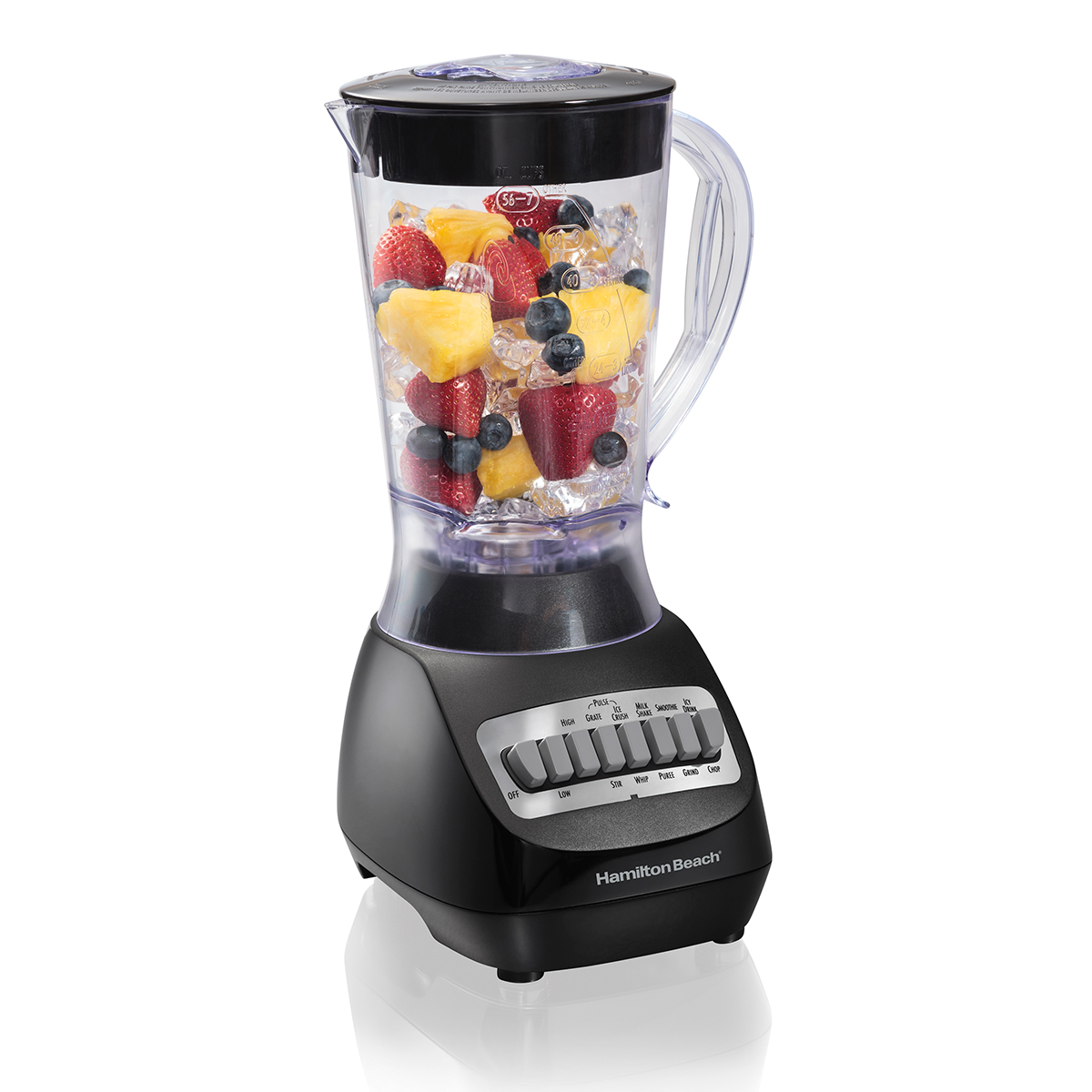 Hamilton Beach Smoothie Blender 50190 / 50190F abgebildet mit einem durchsichtigen Behälter aus 56-ounce und schwarzer Motoreinheit; arrangiertes Obst und Eis gehören nicht zum Lieferumfang.